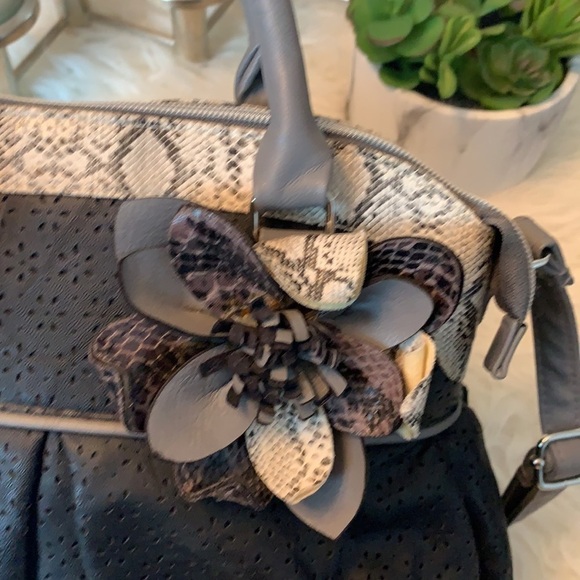 CLAIRE’S black/tan faux leather medium size shoulder bag - Picture 4 of 16